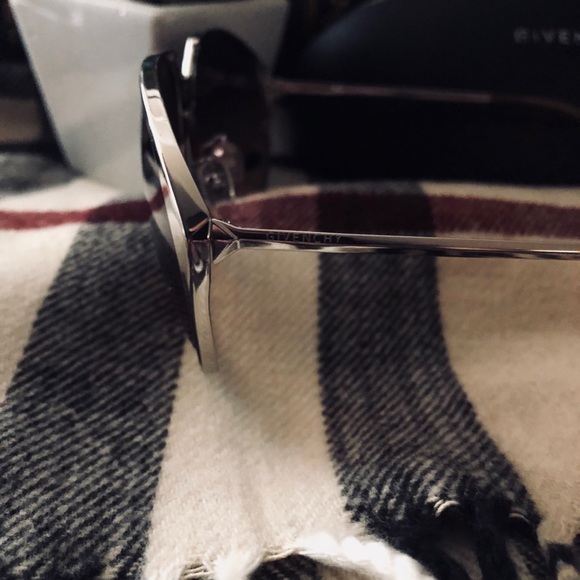 🕶 GIVENCHY Unisex Sunglasses 😎 - Picture 4 of 4
